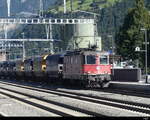 SBB - 420 331 mit Güterzug bei der durchfahrt im Bhf.