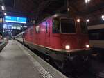 SBB Re 4/4  11181 mit dem Interregio 37 nach Zürich Hbf am 6.10.2023 in Basel SBB 