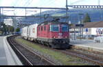 SBB - 420 232-1 mit Güterzug bei der durchfahrt im Bhf.