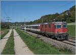 Die SBB Re 4/4 II 11152 hat mit ihrem IC 4 nach Singen soeben die Schweiz verlassen und wird gliche durch die Haltestelle von Bietingen fahren.