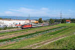 Am 03.10.2023 ist SBB Re 420 295-8 unterwegs mit einem Panzerzug von Thun nach Aarberg in das Links zu sehende Gelände der Galvaswiss