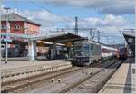 Die SBB Re 4/4 II 11161 übernimmt in Singen (Htw) den IC Stuttgart - Zürich.