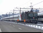 SBB - Re 4/4 420 161 vor ICN Le Corbusier beim vorbereiten zum Abschleppen im Bahnhofsareal von Romanshorn am 21.01.2024