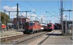 Die SBB Re 4/4 II 11152 mit ihrem IC nach Zürich und die ÖBB 1116 273 mit ihrem IC nach Stuttgart warten in Singen auf die Abfahrt.