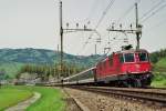 Re 4/4 II 11227 mit IR nach Locarno bei Schwyz im Sommer 2006.