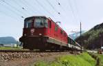 Re 4/4 II 11136 bei Schwyz im Sommer 2006.