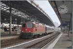 Die SBB Re 4/4 11194 (und eine weitere am Zugschluss) stehen mit eine Dispozug bestehend aus EW I und EW II in Lausanne auf Gleis 8.