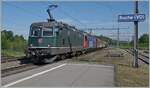 Die wieder in Grün lackierte SBB Re 4/4 II 11335 (Re 420 335) fährt mit einer Re 6/6 und einem kurzen Güterzug durch die Station Roche (VD) in Richtung Wallis.