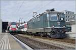 Die SBB Re 4/4 II 11161 wartet in Schaffhausen auf die baldige Weiterfahrt mit ihrem IC nach Singen.