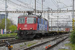 Re 420 246-1 durchfährt am 22.04.2024 den Bahnhof Pratteln.