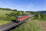 Re 4/4 II 11195 und 11299 sind mit dem NJ 403 aus Amsterdam in Richtung Zürich HB unterwegs, aufgenommen bei Hornussen AG am Morgen des 26.05.2024.