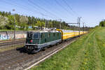 Re 4/4 II 11161 ist mit einem Postzug unterwegs in die Westschweiz, aufgenommen bei Othmarsingen am 11.04.2024.