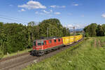 Re 420 261-0 ist mit dem Postzug aus dem Tessin unterwegs in Richtung Mittelland, aufgenommen bei Mühlau AG am 10.06.2024.