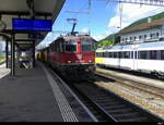 SBB - 420 250 mit Baumaschine am Hacken bei der durchfahrt im Bhf.