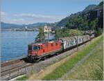 Die SBB Re 4/4 II 11286-7 (Re 420 286-7) ist mit einem Güterzug in Richtung Wallis bei Villeneuve unterwegs.