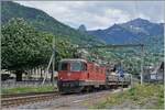 Die SBB Re 4/4 II 11195 ist mit einem Güterzug in Clarens auf dem Weg in Richtung Vevey.