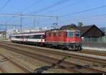 SBB - Lok 420 153 mit 2 SBB Personenwagen bei der durchfahrt im Bhf. Rupperswil am 2024.08.16