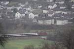 Eine Re 420 der SBB zieht am 03.01.2021 einen EW IV Pendel bei Sissach BL Richtung Basel.
Warum diese Lok vorgespannt ist, weiss ich nicht.