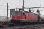 Re 420 341-0 durchfährt am 09.12.2024 den Bahnhof Pratteln.