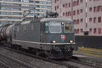 Re 4/4 II 11335 der durchfährt am 06.02.2024 den Bahnhof Pratteln.