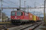 Re 420 339-4 durchfährt am 09.01.2025 den Bahnhof Pratteln.