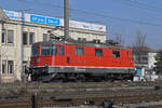 Re 4/4 II 11158 durchfährt am 20.02.2025 solo den Bahnhof Pratteln.