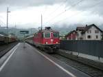 Re 4/4 11227 mit einem Reisezug in Brunnen.