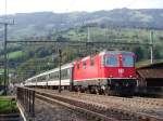 Re 4/4 II 11152 mit IR nach Locarno bei Steinen am 1.10.2007