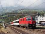 Re 4/4 II 11121 mit IR 2275 bei Steinen am 8.10.2007