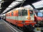 SBB - Re 4/4 11109 noch in den Swiss Express Farben im Bahnhof von Zrich am 12.10.2007