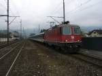 Re 4/4 11196 mit einem langen stilreinen Reisezug am 09.09.2007 in Brunnen.