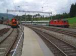 Eine Re 4/4 mit einem SOB Zug am 09.09.2007 in Biberbrugg.