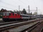 Re 4/4 II 11150 mit EC Basel-Milano bei der Ausfahrt in Sursee am 26.10.2007.