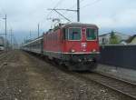 Die Re 4/4 11138 mit einem IR bei der Einfahrt in Brunnen am 09.09.2007 