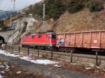 Am Ende des Holzschnitzelzuges bremste die Re 4/4 II 11326, Bei Hohtenn am 6.12.2007.