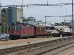 SBB - Gterzug mit Re 4/4 11316 bei der einfahrt in den Bahnhof von Ins am 17.09.2007