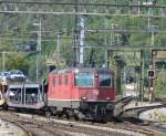 SBB - Gterzug mit Re 4/4 11365 mit Autos aus Frankreich fr nach Italien bei der einfahrt in den Bahnhof von Brig am 20.09.2007