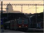 Rtlich zeigte sich der Himmel ber der Uni Zrich heute morgen, whrenddem Re 4/4 II 11154 und 11138 gemeinsam den IC 562 von Chur nach Basel SBB bernehmen.