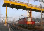 Re 4/4 II 11124 unter einer provisorischen Baubrcke im Zrcher Hauptbahnhof.