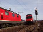 Zugsbegegnung der Re 4/4 II 11221 und einem IC 2000 zwischen Sissach und Gelterkinden am 08.01.2008