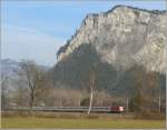 Entlang der A13 und unterhalb des Ellhorns, dem letzten Sporn des Flscherberges, fhrt EC 160 Vorarlberg Richtung Sargans.