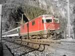 Re 4/4 II mit IR nach Locarno auf der Maderanertalbrcke bei Amsteg am 24.01.2008