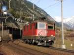 Re 4/4 II 11348 auf Solofahrt in der Wattingerkurve bei Wassen am 24.01.2008