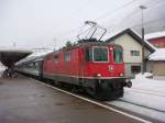 Re 4/4 II 11115 mit IR nach Locarno beim Halt in Airolo am 22.01.2008