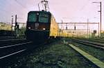 Re 4/4 II 11153 mit IR nach Zrich bei der Einfahrt in Brugg im Winter 2004 .Hinweis: Gescanntes Foto.