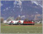 Eine Re 4/4 II mit zwei Silowagen auf dem Weg nach Untervaz-Trimmis bei Zizers.