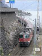 Re 4/4 11157 mit EC 161  Vorarlberg  quetscht sich unterhalb der N3 dem See entlang in den einspurigen Stutztunnel.