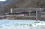 Der Verkehr am Walensee muss sich den Platz teilen, oben die Kantonsstrasse, darunter die Nordspuren der Nationalstrasse, (gegenrichtung im Tunnel) und gleich ber dem Wasser die SBB.