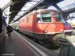 Re 4/4'' 11225 hat am 8.3.08 soeben Zrich HB erreicht und wartet bis der Zug vor ihr abfhrt...