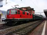 Re 4/4 II 11130 mit EC nach Basel SBB am 20.03.2008 beim Halt in Arth-Goldau.